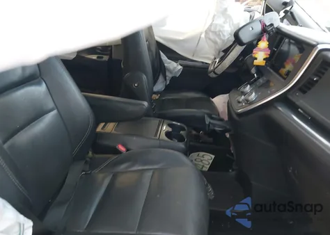 2015 Toyota Sienna Se 8 Passenger z USA, uszkodzony, nr VIN 5TDXK3DC7FS642221